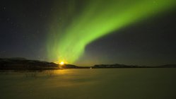 Bright aurora borealis over Lake Laberge, Yukon Territory, Canada — Stock Photo