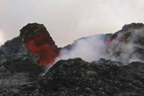 Réflexion de lave dans le cratère Puu Oo — Photo de stock