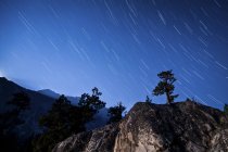 Senderos de estrellas sobre montañas - foto de stock