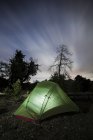 Tenda alleggerita sotto cielo nuvoloso — Foto stock