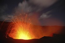 Erupción de Yasur en la isla de Tanna - foto de stock