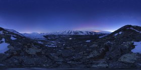 Sternenhimmel über winterlichen khibiny Bergen — Stockfoto