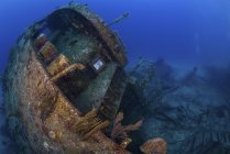 Затонувший корабль возле острова Гранд-Багама — стоковое фото