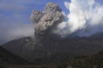 Erupción del volcán Sakurajima - foto de stock