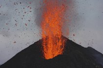 Извержение Стромболи на Эолийских островах — стоковое фото