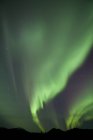 Aurora boreale oltre la montagna — Foto stock
