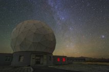 Vía Láctea sobre el observatorio de Delinha - foto de stock