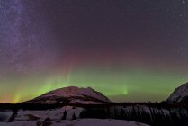 Aurora boreal e Via Láctea sobre Carcross — Fotografia de Stock