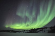 Polarlichter über wohlhabendem See — Stockfoto