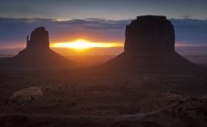 Formaciones de mitones en Monument Valley - foto de stock