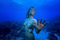 Underwater mermaid statue — Stock Photo