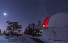 Cielo stellato sopra l'osservatorio — Foto stock