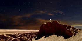 Astronauta de pé na rocha — Fotografia de Stock