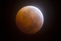 Luna sombreada en el espacio oscuro - foto de stock
