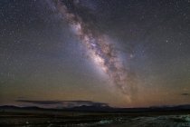 Vía Láctea sobre el Tíbet - foto de stock