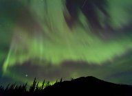 Aurora borealis over mountain — Stock Photo