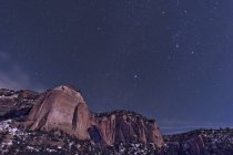 Arco de La Ventana con constelación de Orión - foto de stock