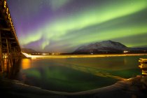 Aurora boreal sobre el lago Nares - foto de stock