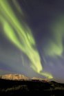 Aurora boreal sobre o lago Esmeralda — Fotografia de Stock