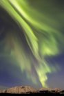 Aurora borealis over Emerald lake — Stock Photo