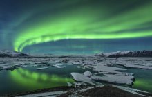 Aurora boreal sobre laguna glaciar Jokulsarlon - foto de stock
