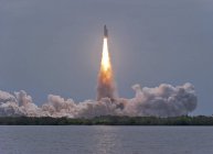 Lanzamiento del transbordador espacial Atlantis - foto de stock