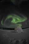 Aurora boreale sopra igloo sul lago Walsh — Foto stock