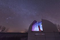 Observatorio con telescopio refractor abierto - foto de stock