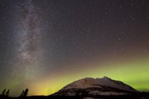 Aurora boreal y Vía Láctea - foto de stock