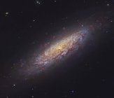 Paisaje estelar con galaxia espiral en constelación Draco - foto de stock