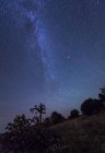 Via Láctea sobre colina perto de Kenton — Fotografia de Stock