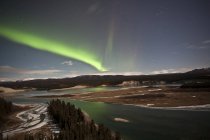 Aurora boreal sobre el río Yukón - foto de stock