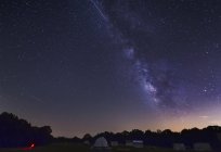 Персеидные метеориты пересекают Млечный Путь — стоковое фото