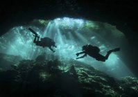 Mergulhadores na entrada de Chac Mool cenote — Fotografia de Stock