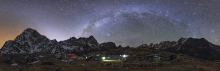 Vía Láctea galaxia y luz zodiacal - foto de stock