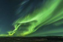 Colorido aurora boreal é sobre paisagem noturna — Fotografia de Stock