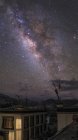 Paisagem estelar com Via Láctea sobre a aldeia — Fotografia de Stock