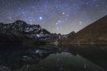 Vía Láctea con brillante Sirio - foto de stock