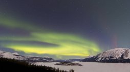 Aurora boreal sobre la isla Bove - foto de stock