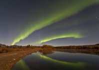Polarlichter über dem Fischsee — Stockfoto