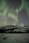 Aurora boreal sobre a montanha — Fotografia de Stock