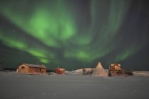 Aurora boreal está acima da aldeia — Fotografia de Stock