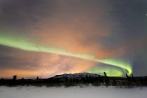 Aurora boreal sobre el lago Fish - foto de stock