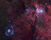 Paisaje estelar colorido con nebulosa de emisión - foto de stock