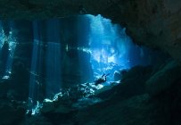 Дайвер в пещере в Chac Mool cenote — стоковое фото