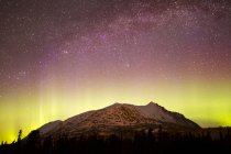 Aurora boreal con el cometa Panstarrs - foto de stock