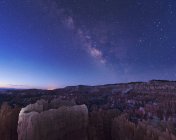 Млечный Путь над скалами — стоковое фото