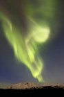 Aurora boreal sobre lago Esmeralda - foto de stock