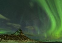 Luzes do norte sobre o Monte Kirkjufell — Fotografia de Stock