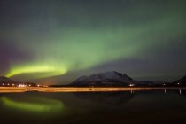 Aurora boreal sobre el lago Nares - foto de stock